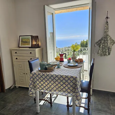 Margot - Authentic Sea View Countryside