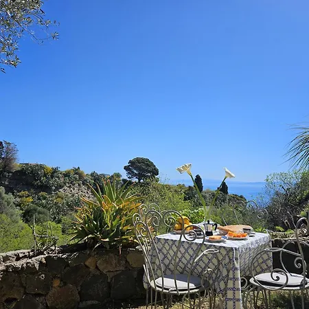 Margot - Authentic Sea View Countryside *