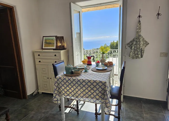 Margot - Authentic Sea View Countryside