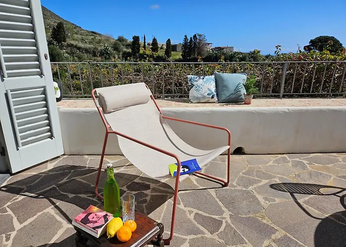 Margot - Authentic Sea View Countryside