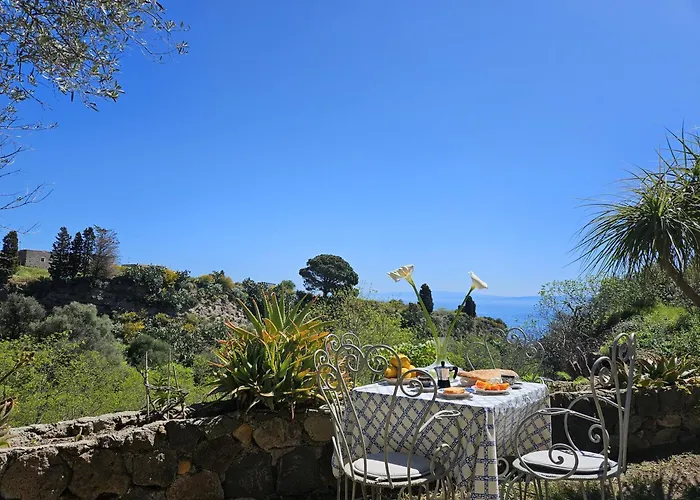 Margot - Authentic Sea View Countryside *