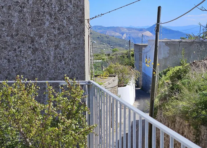 Margot - Authentic Sea View Countryside