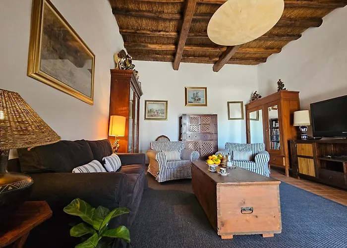 Margot - Authentic Sea View Countryside *