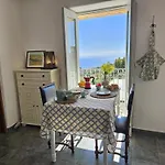 Margot - Authentic Seaview Countryside &