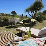 Margot - Authentic Seaview Countryside &