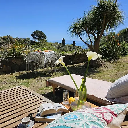 Margot - Authentic Sea View Countryside