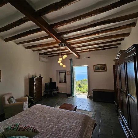 Margot - Authentic Seaview Countryside &