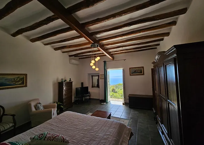 Villa Margot - Authentic Seaview Countryside Villa & Apartments