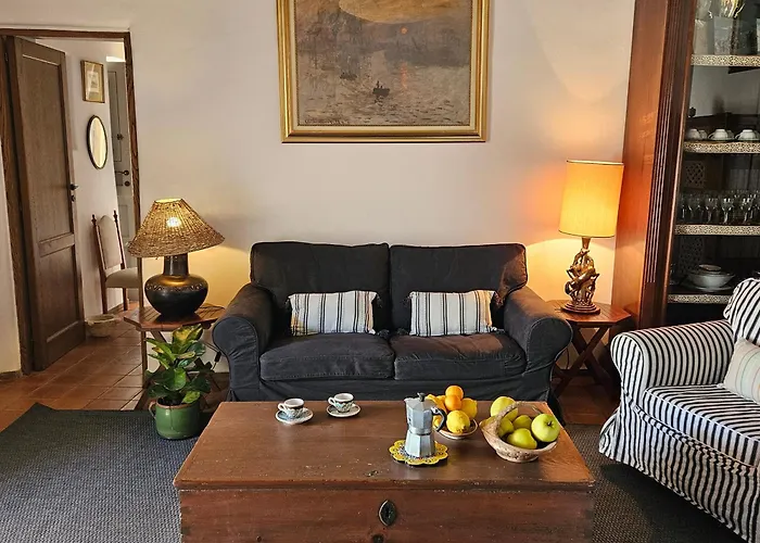 Margot - Authentic Sea View Countryside Apartment